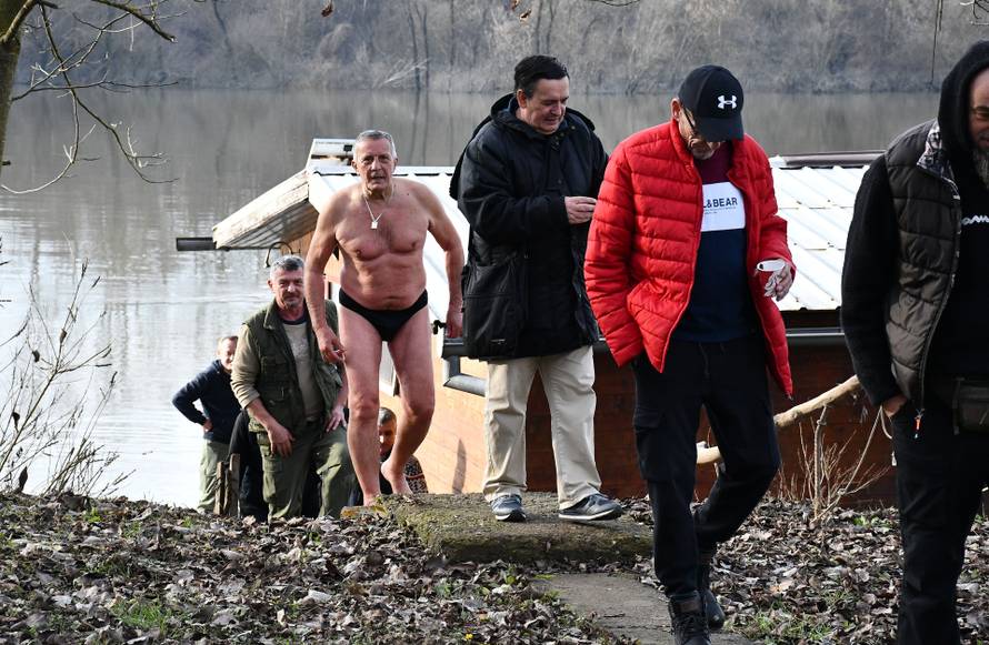 Slavonski Brod: Zvonimir Karadža Kara i ove se godine na Silvestrovo okupao u hladnoj Savi