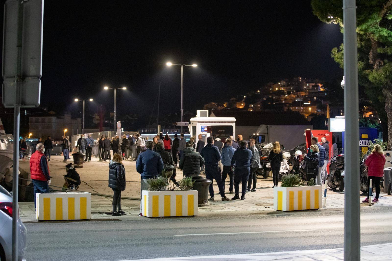 Dubrovnik: Brojni građani pohrlili po svježu ribu na Gruž