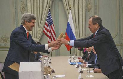John Kerry Lavrovu poklonio dva krumpira iz države Idaho