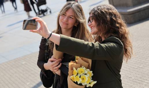 FOTO Cvije&cacute;e u rukama svake dame: Evo kako se slavi Dan &zcaron;ena u Zagrebu i &Scaron;ibeniku