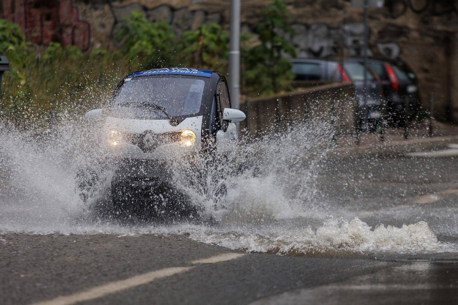 Rijeka: Zbog obilne kiše podignute su šahte iz kojih se slijevaju potoci