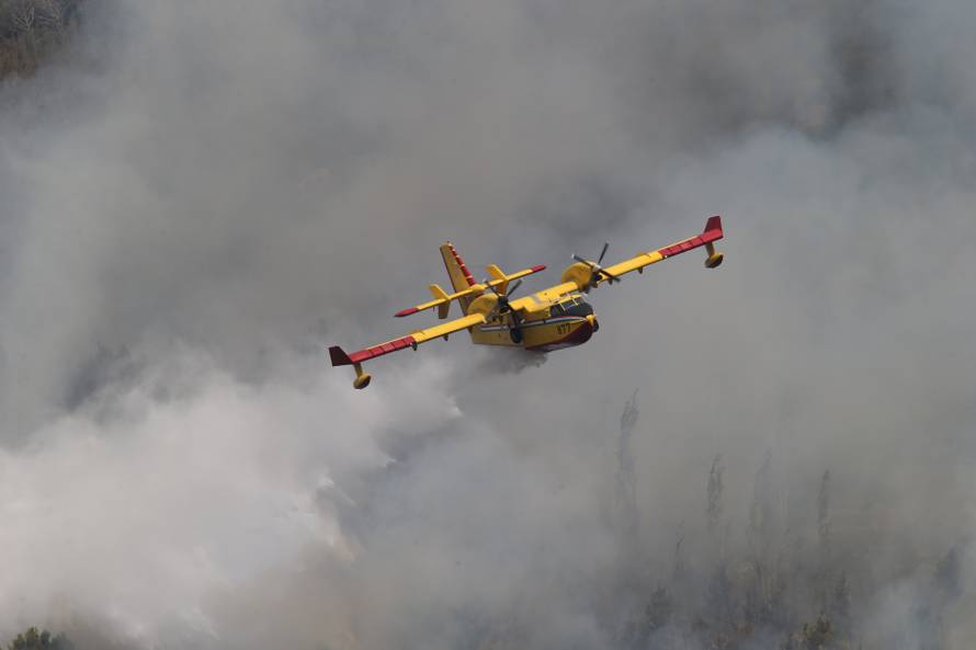 Kanader pomaže u gašenju, u Makarsku stiže i 150 vojnika