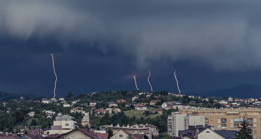 FOTO Crni oblaci zamračili nebo nad Zagrebom: 'Snažan vjetar mi je sve razbacao na balkonu'