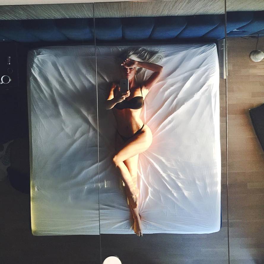 Oglasila se i Jelena Karleuša: 'Na većini fotografija nisam ja'