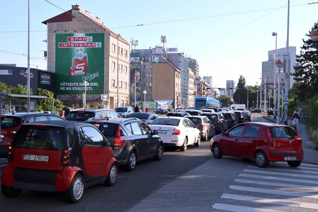 Zagreb: Zbor kvara bagera podvožnjak kod Vjesnika i dalje zatvoren, policija i prometni redari reguliraju promet premosnicom