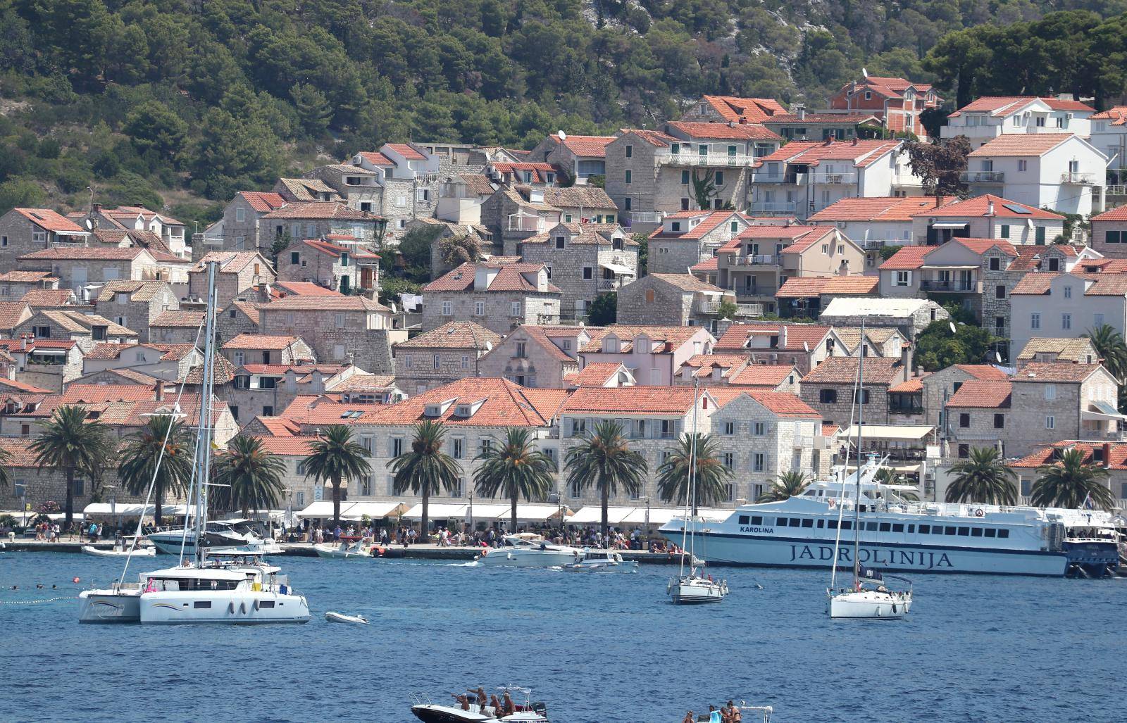 Pogled s trajekta na grad Hvar