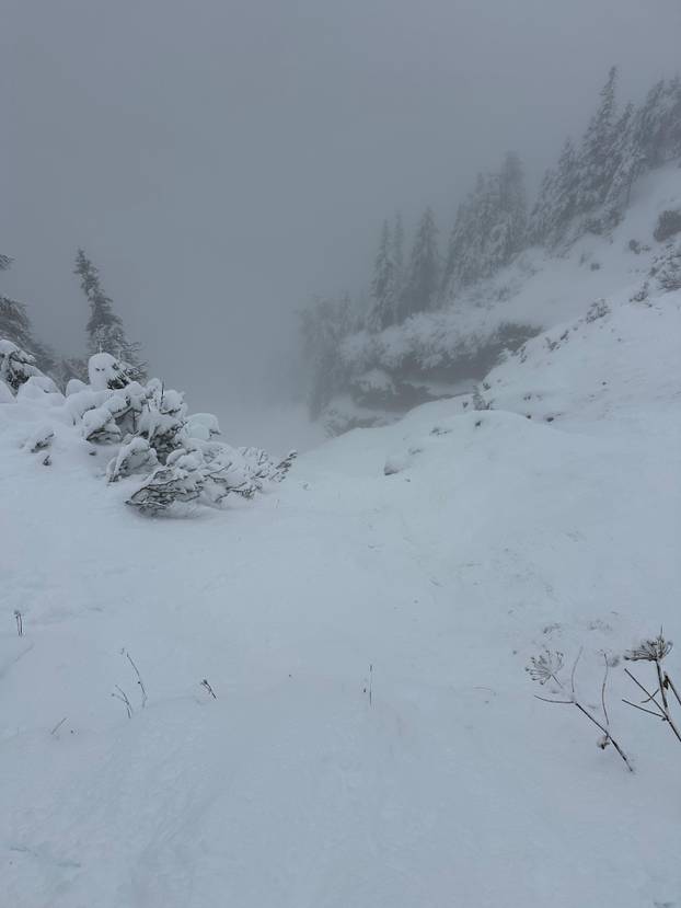 FOTO Pola metra snijega, prijete nove lavine: Ovo su fotografije iz akcije spašavanja Hrvata...