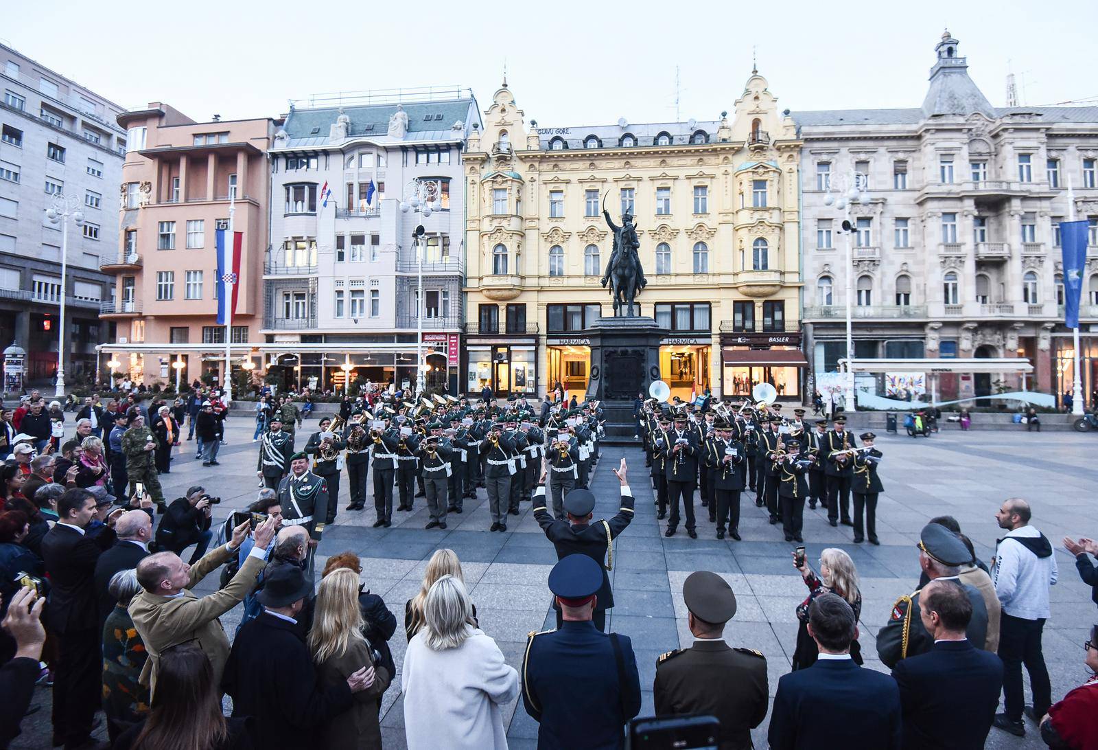 Zajednički nastup vojnih orkestara Republike Hrvatske i Republike Austrije na Trgu bana Josipa Jelačića u Zagrebu