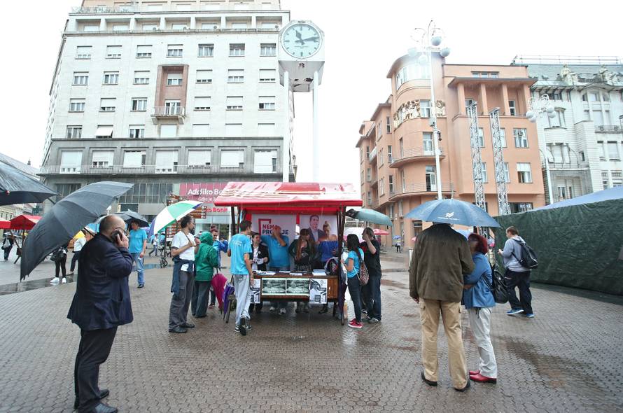 Umjesto pustim obećanjima glasače je mamila - dekolteom