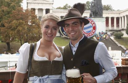 Bayernovci, dekoltei  njihovih supruga i Ancelotti s pivom...
