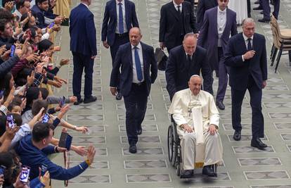Papa predvodio misu za Veliki petak uoči procesije u Koloseju, stigao u invalidskim kolicima