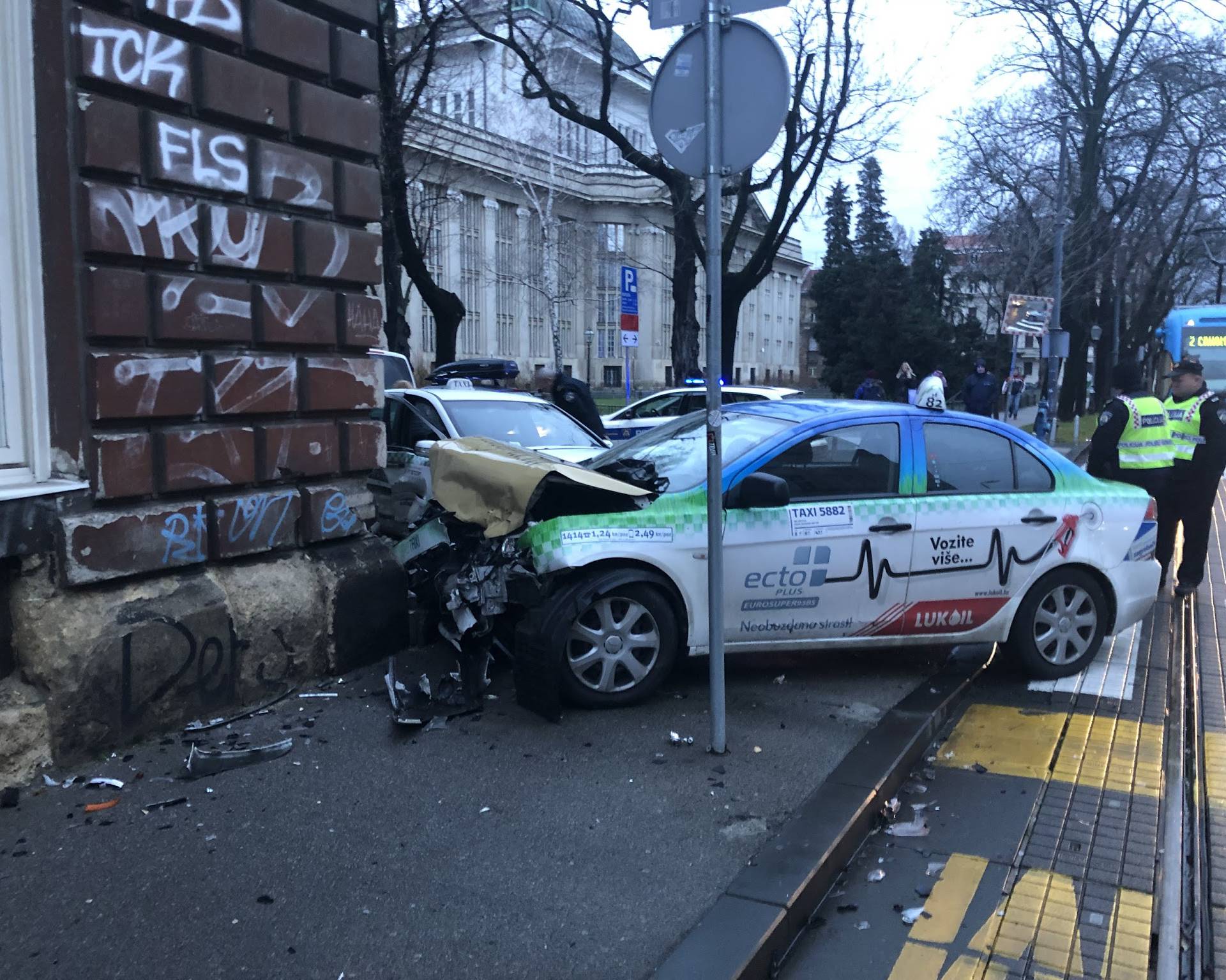 Krš i lom u Zagrebu: U sudaru dva taksija pet ljudi ozlijeđeno