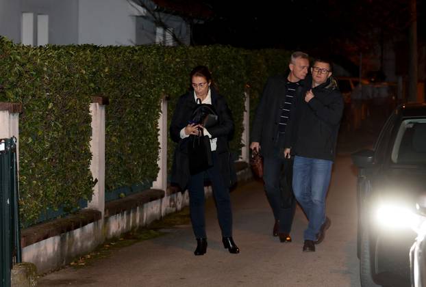 Dolazak inspektora u kuću Andrije Mikulića koji je uhićen u akciji USKOK-a