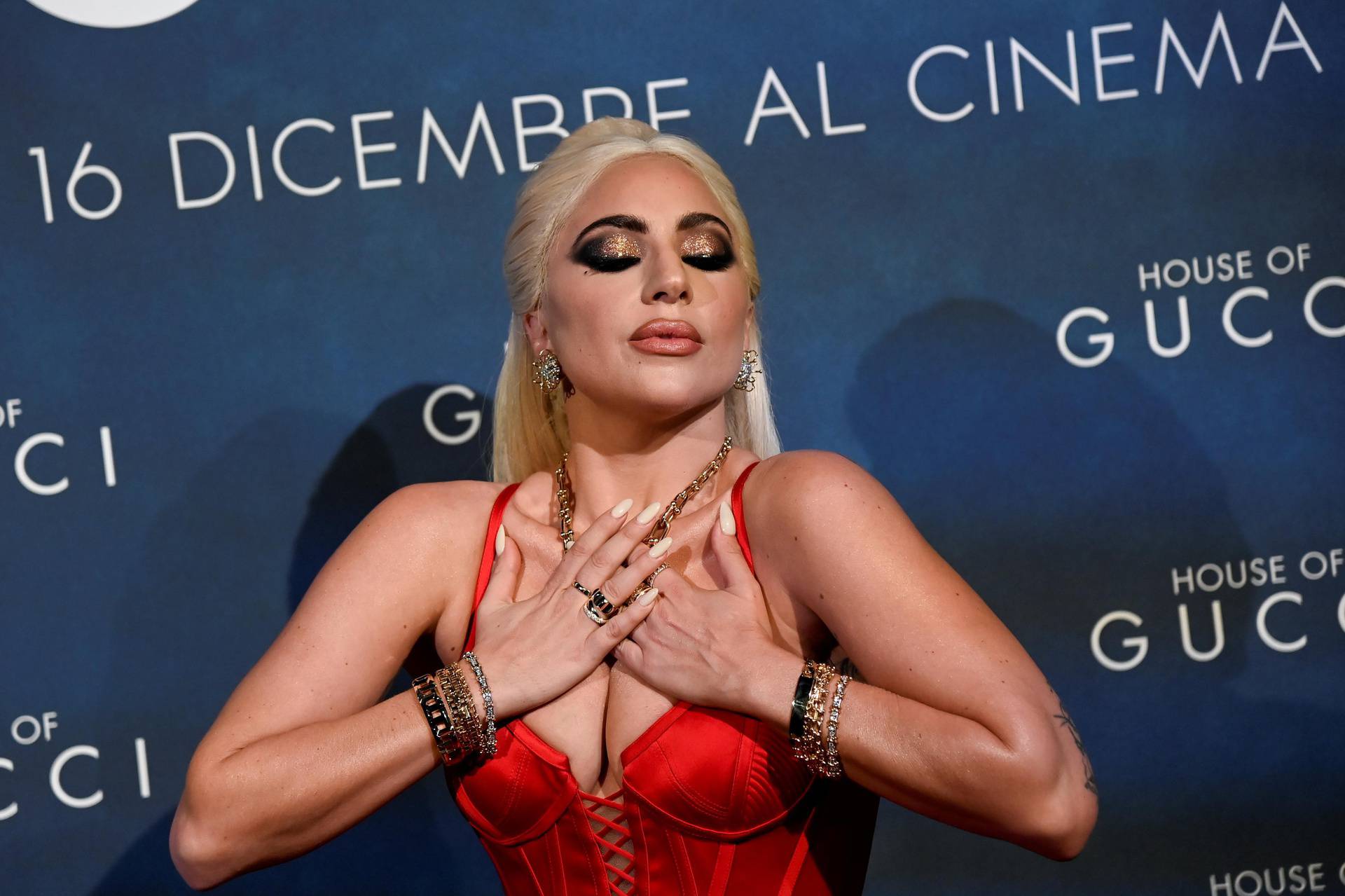 Lady GaGa 'visjela' iz limuzine na  premijeri 'Dinastije Gucci' u Milanu, nije je omeo ni pljusak