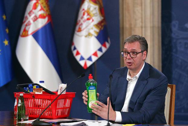 Beograd: Vučić na obraćanju javnosti vadio stvari iz košare i diktirao nove cijene
