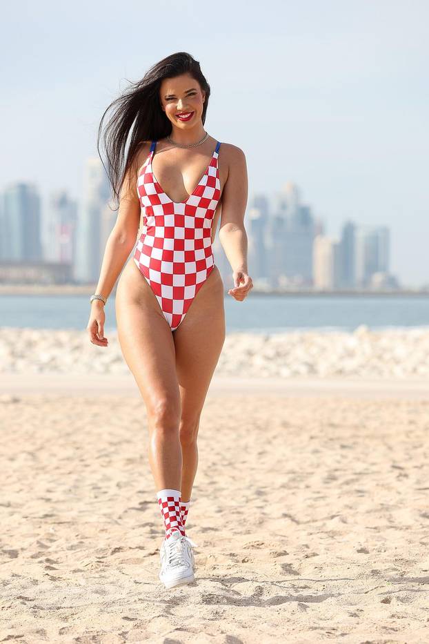 ARHIVA - Ivana Knoll pozirala u kockastom kupaćem kostimu na plaži Ras Abu Aboud