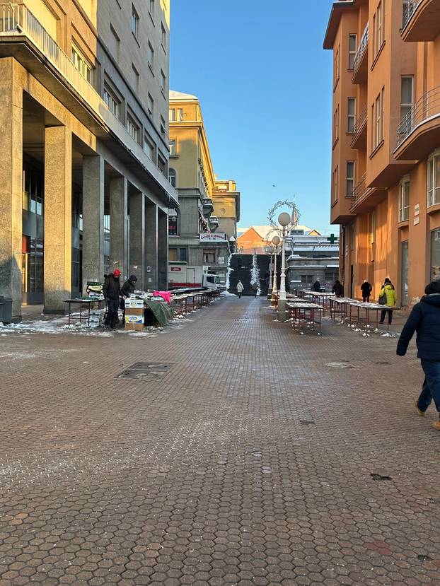 FOTO Hladno jutro u metropoli: Zubato sunce na -14 °C, radnici čiste snijeg, tek par prodavača..