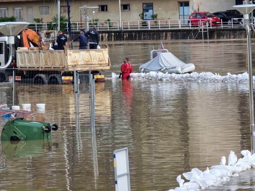 VIDEO Pogledajte kako izgleda Obrovac jutros: Kiša je prestala, ali grad je i dalje pod vodom