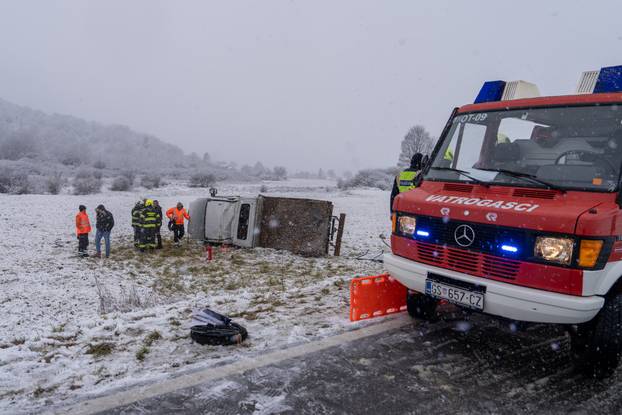 Otočac: Vatrogasci izvukli osobu koja je teretnim vozilom sletjela s ceste