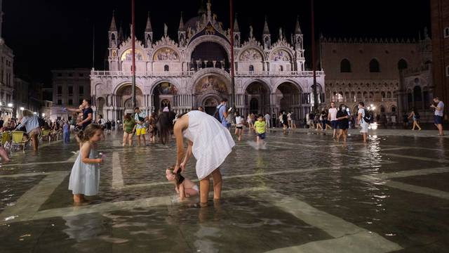 Rijetka ljetna poplava potopila Trg sv. Marka u Veneciji, brojni turisti plesali u vodi do koljena