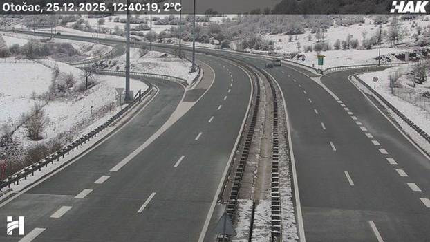 FOTO Pogledajte kakvo je stanje na cestama u Hrvatskoj: Snijeg u Lici, sunce 'provirilo' na jugu