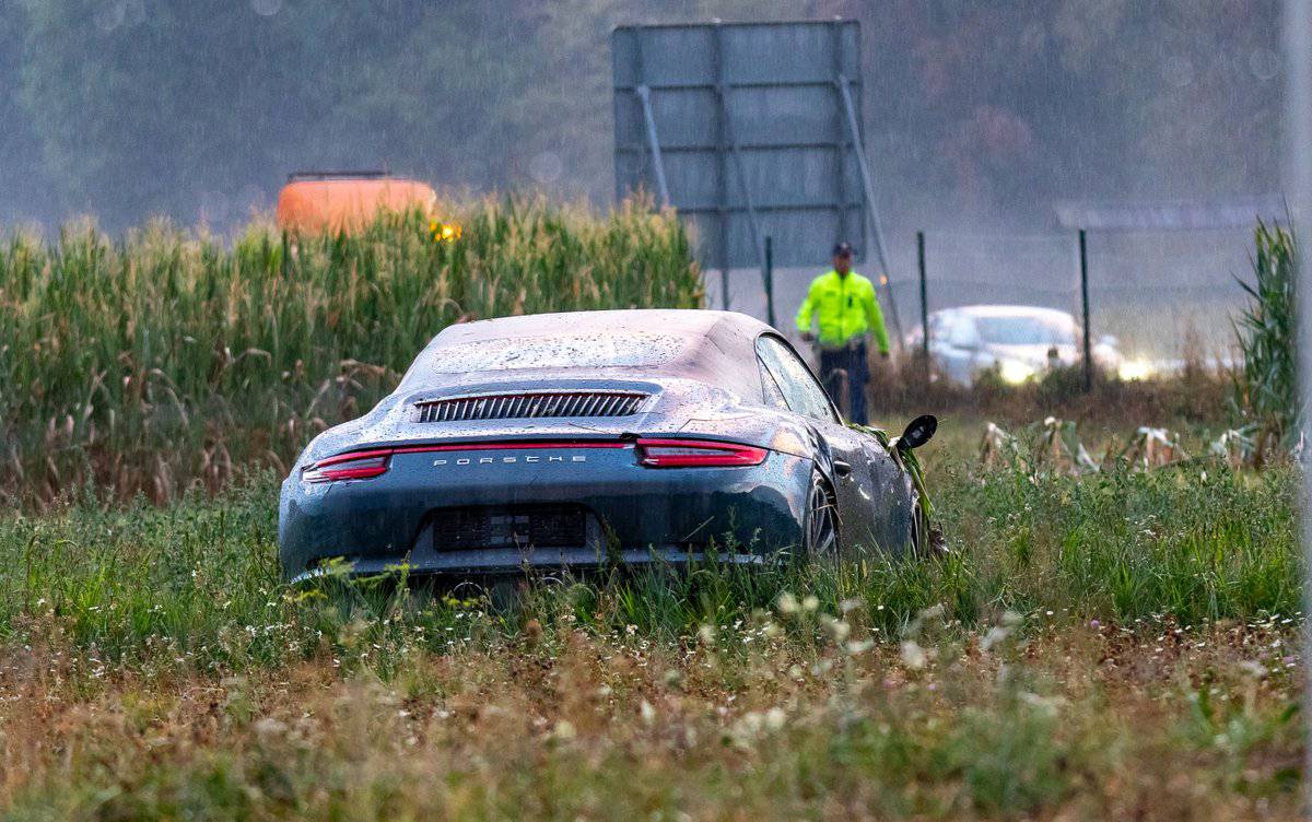 Hrvat s Porscheom sletio s ceste u Sloveniji: Vozilo ostavio u polju i otišao s mjesta nesreće