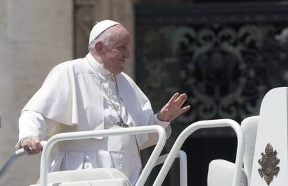 Papa u L 'Aquili odao počast dostojanstvu njenih stanovnika