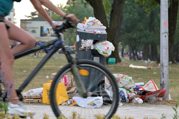 Zagreb: Smeće koje je ostalo u fan zoni na Bundeku