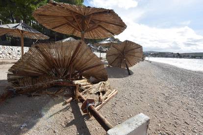 Nevrijeme koje je sinoć zahvatilo Primošten uništilo plažu