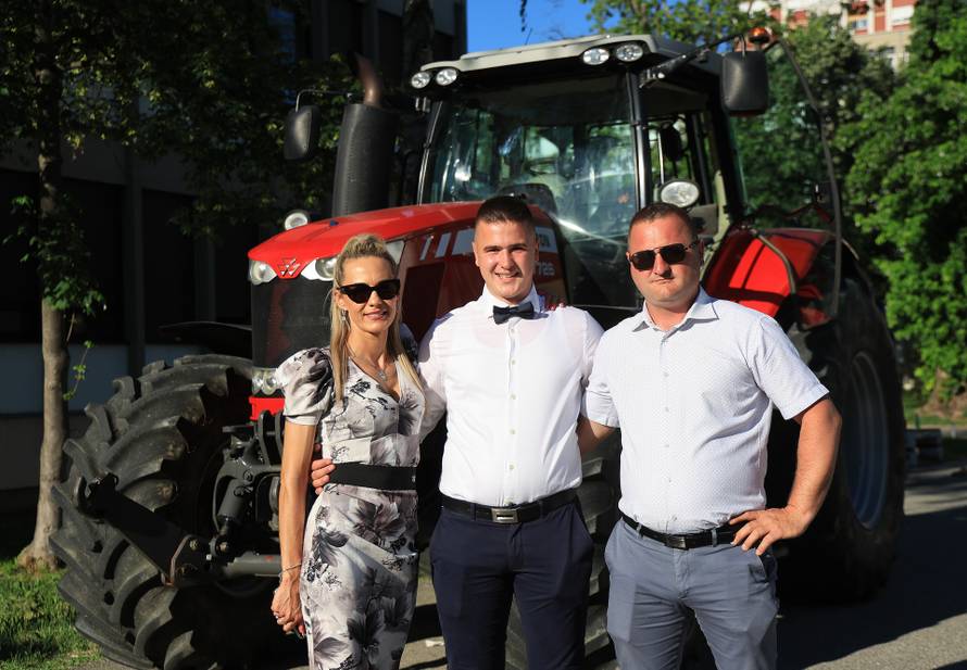 24sata Rugvica: Maturant iz Ježeva, traktorom do Građevinske škole na maturalnu večer