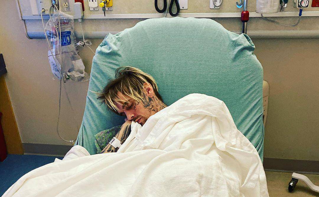 Pjevač zabrinuo fanove: Leži u bolnici, a mama mu vodi profil