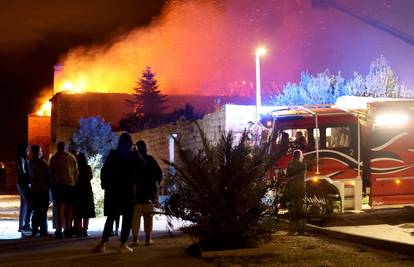 Drama na Čiovu: Vatrogasci lokalizirali požar samostana, krov izgorio, spasili svećenika