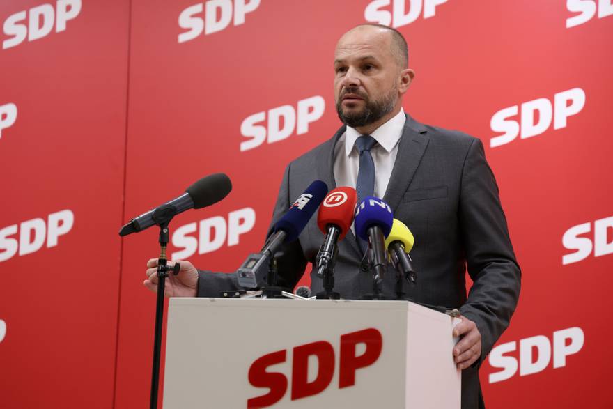 Sini&scaron;a Hajda&scaron; Don&ccaron;i&cacute; odr&zcaron;ao konferenciju za medije o pokretanju pitanja povjerenja premijeru Plenkovi&cacute;u
