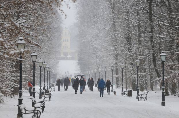 Zagreb: Maksimir, jedno od omiljenih mjesta za sanjkanje, grudanje ili šetnju po snijegu