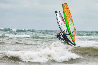 FOTO Umag pod vodom: Snažan vjetar izmamio surfere na more, šetače je 'okupao' ogroman val