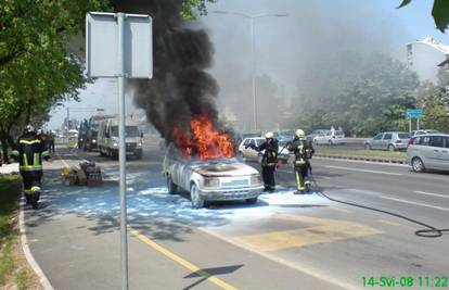 Vozač na vrijeme pobjegao iz zapaljenog Wartburga