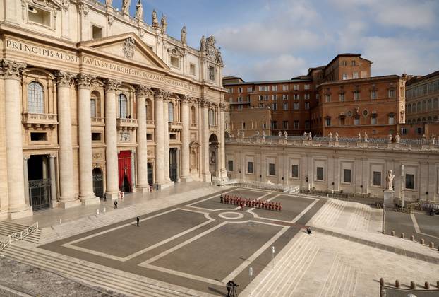 Rim: Brojni vjernici na Trgu sv. Petra čekaju procesiju s tijelom pape Franje