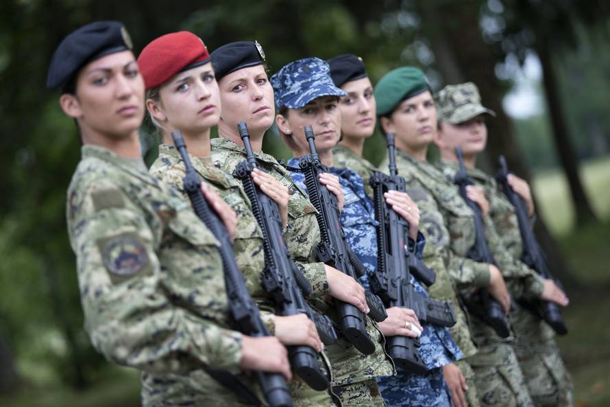 Na desno ravnaj se: Političari su zaratili zbog  vojnog roka