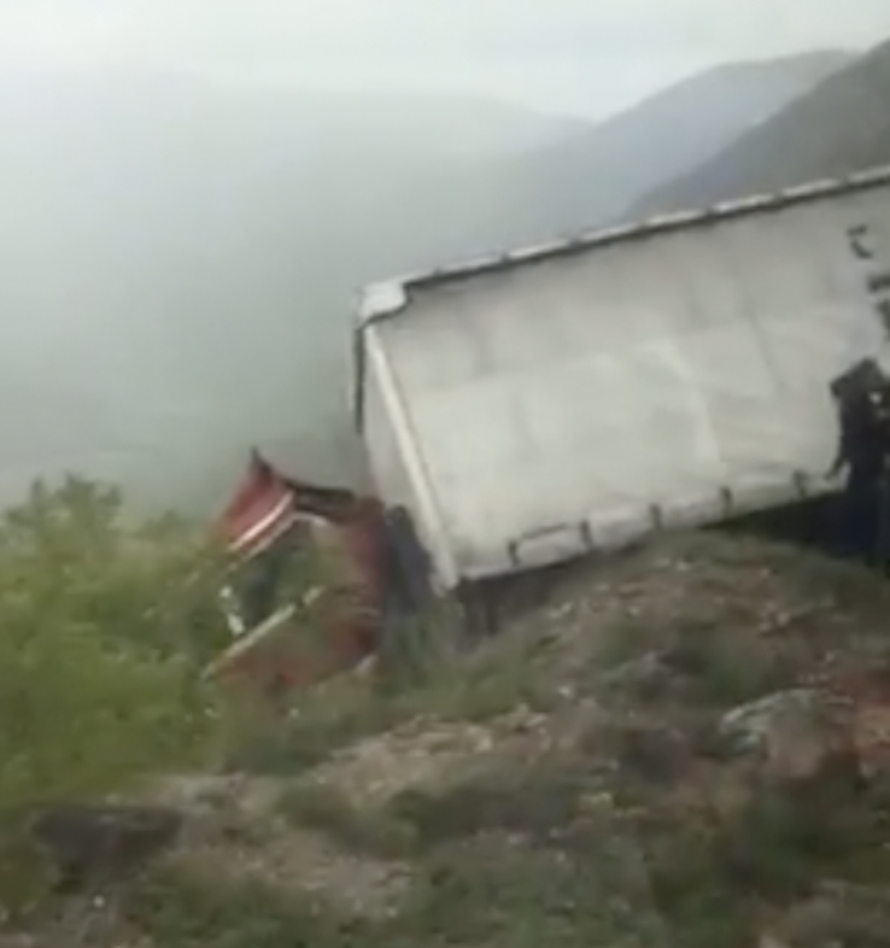 Prebrzo vozio? Kamion izletio s ceste i skoro pao u provaliju