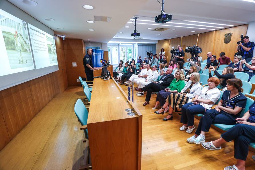 Zagreb: Predstavnici Klinike za dječje bolesti o porastu broja teških ozljeda uslijed padova s
električnih romobila