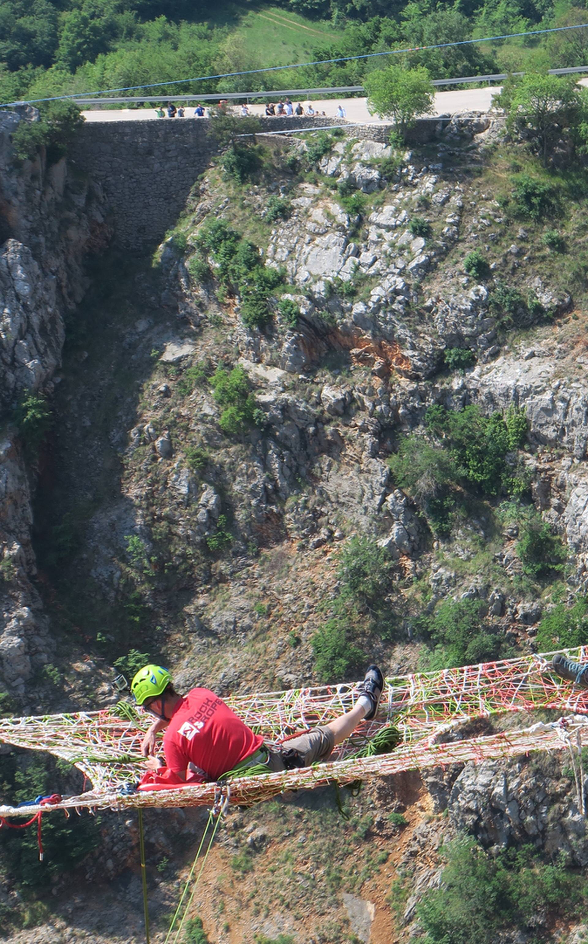 Sunovrat od 528 m: Skakali u Crveno jezero vezani užetom