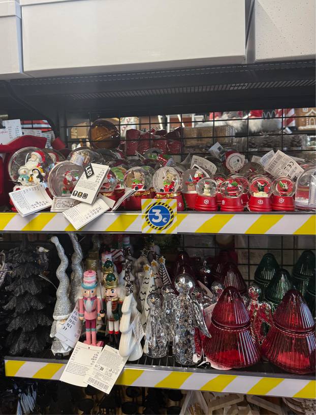 FOTO Trgovci su izvukli božićne ukrase! Pogledajte što se nudi, snježne kugle idu i za 74 eura...