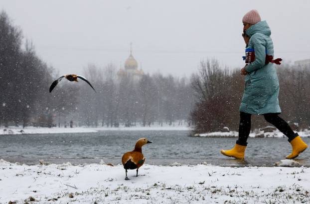 Blizzards blanket Moscow in snow after unusually mild winter