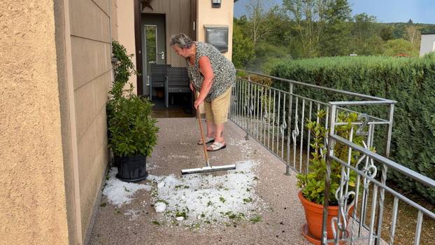 Eine heftige Unwetterfront beendete den extrem heißen Sommertag in Westdeutschland. Aus Frankreich und Luxenburg zogen a