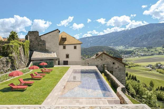 FOTO Ovaj dvorac u Dolomitima pretvoren je u hotel iz snova – interijeri ostavljaju bez daha