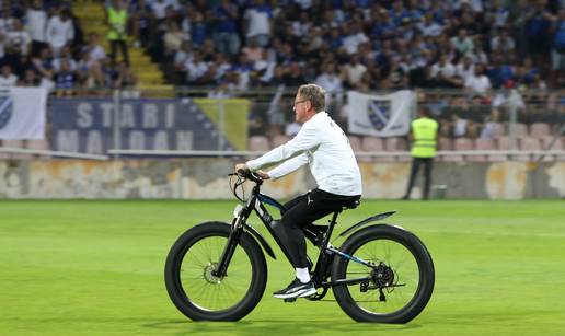VIDEO Bolan poraz 'zmajeva' u Zenici, austrijski izbornik vozio se biciklom preko travnjaka