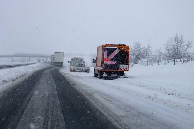 Gospić: Zbog gustog snijega otežani uvjeti vožnje na autocesti