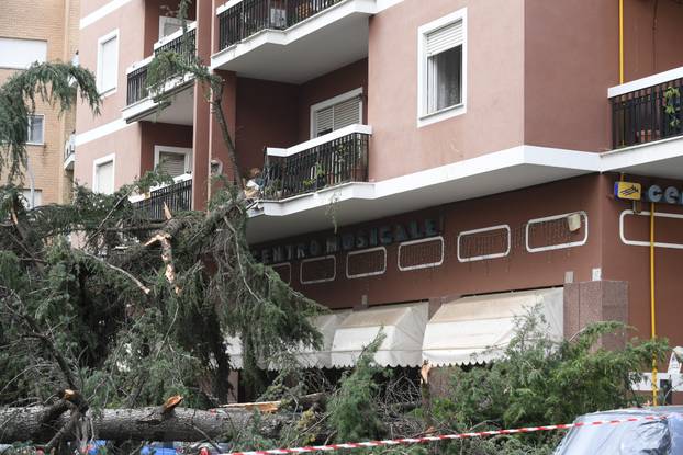 Oluja pogodila Rim, velika šteta u gradu