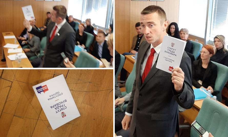 Incident u Vukovaru: Penava bacio na pod statut na ćirilici