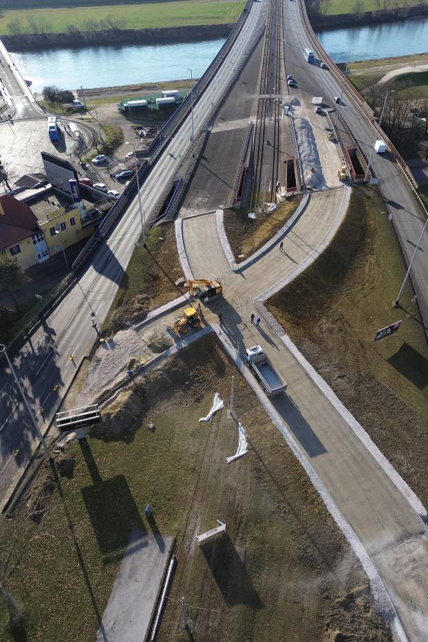 Zagreb: Pogled iz zraka na prometne gužve na prilaznim cestama Jadranskom mostu